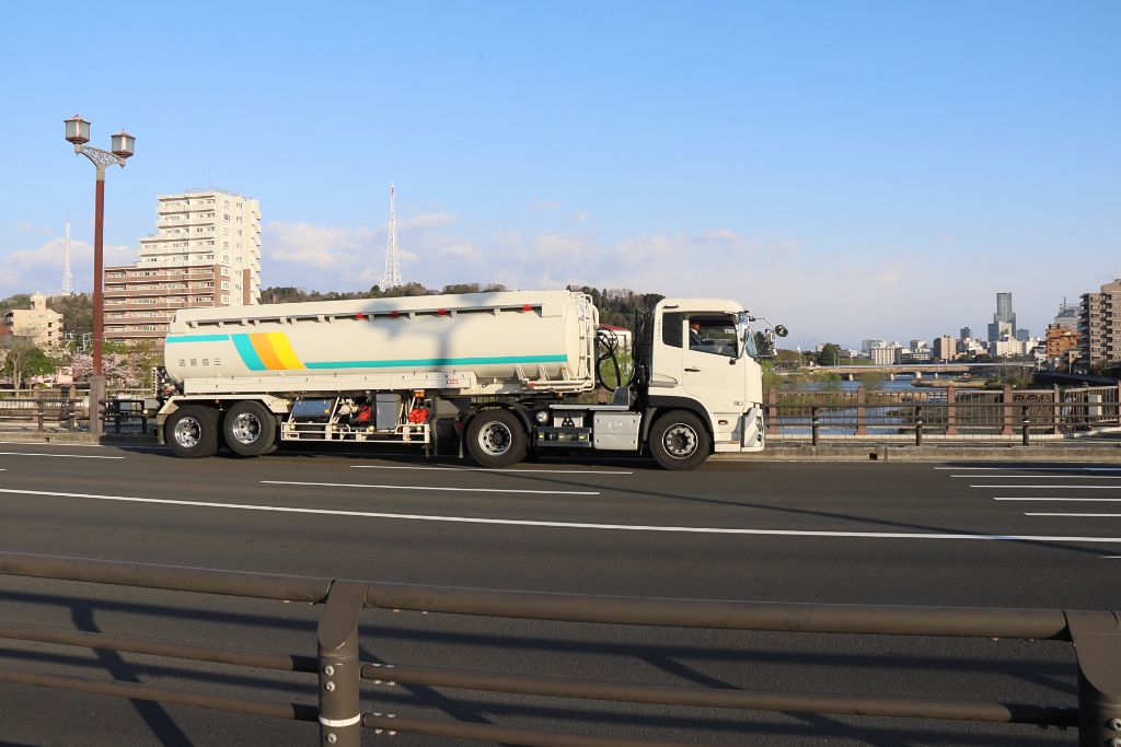 橋の上を走る三協輸送のタンクローリー