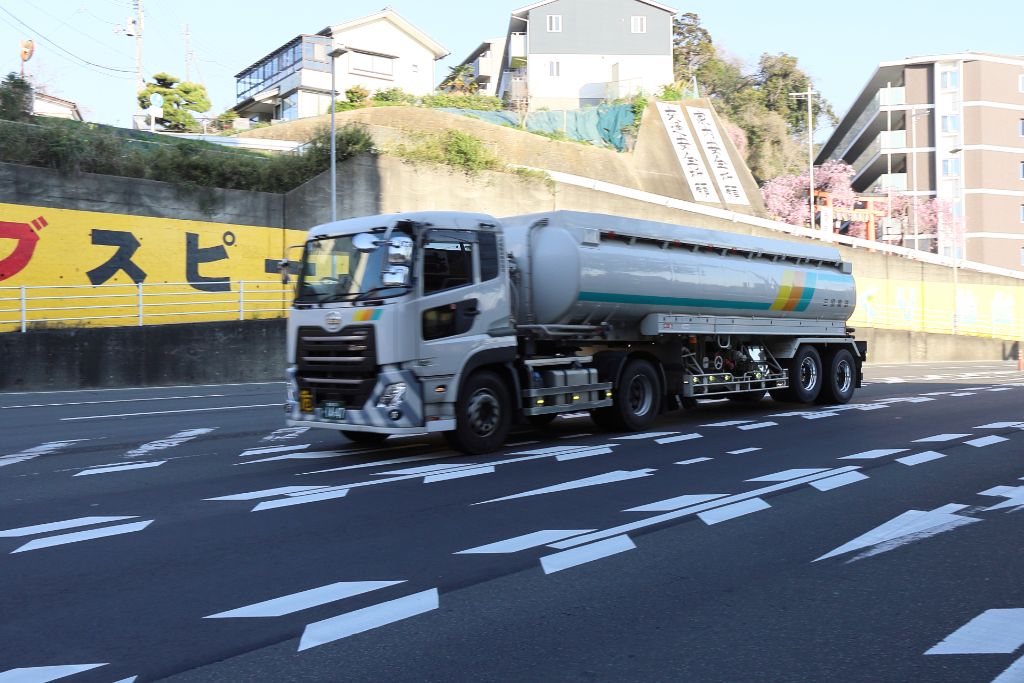 愛宕大橋を走る三協輸送のタンクローリー