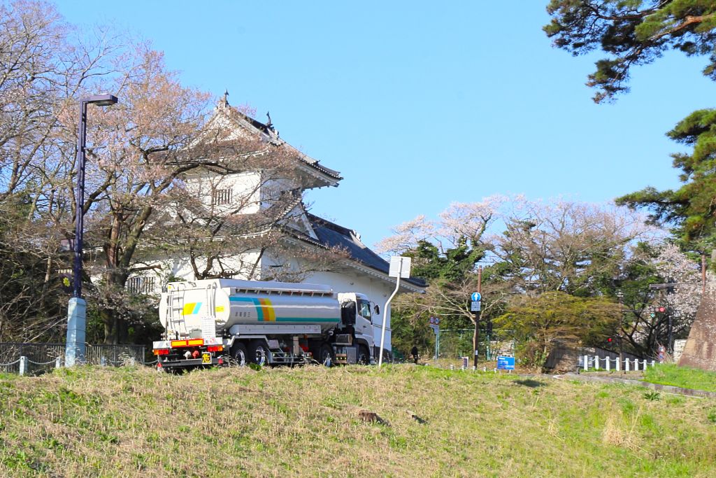 城下町を走る三協輸送のタンクローリー