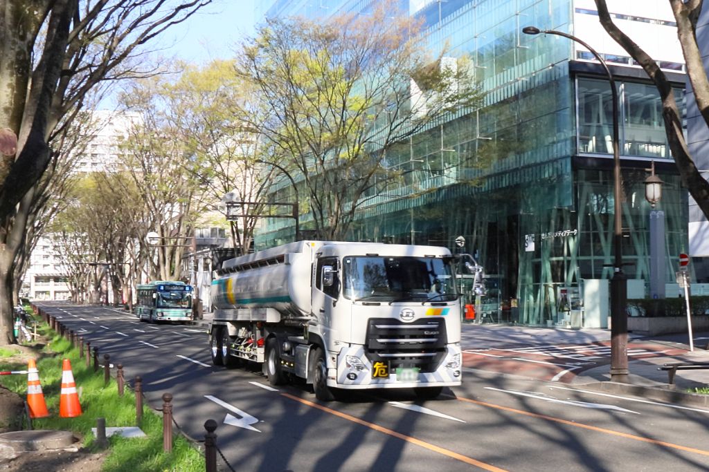 仙台市街を走る三協輸送のタンクローリー