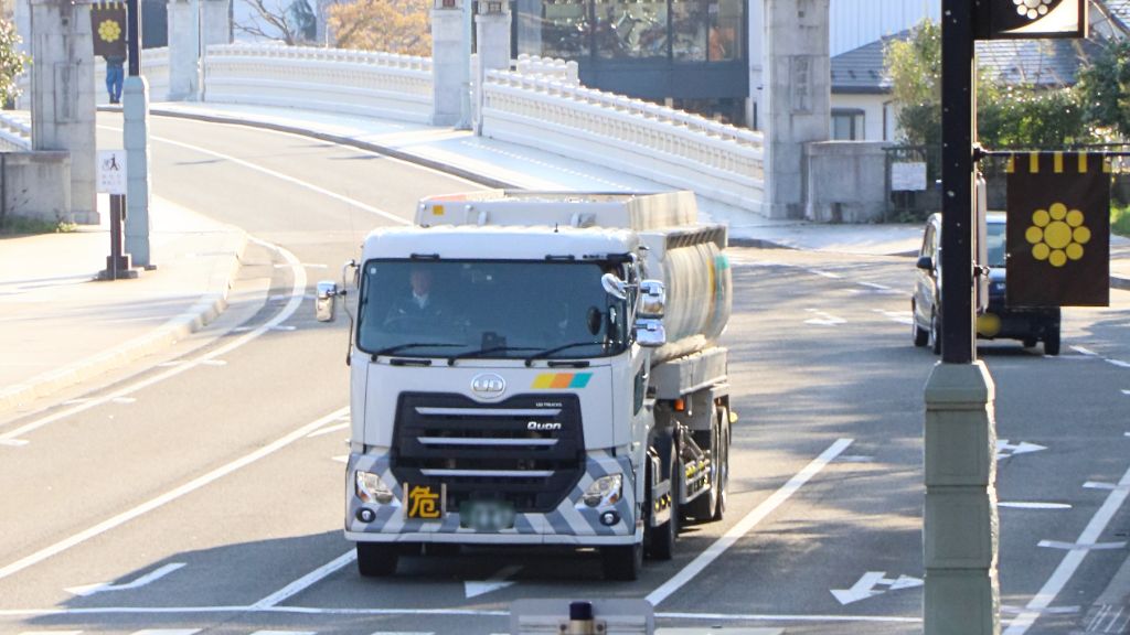 三協輸送 タンクローリー走行中